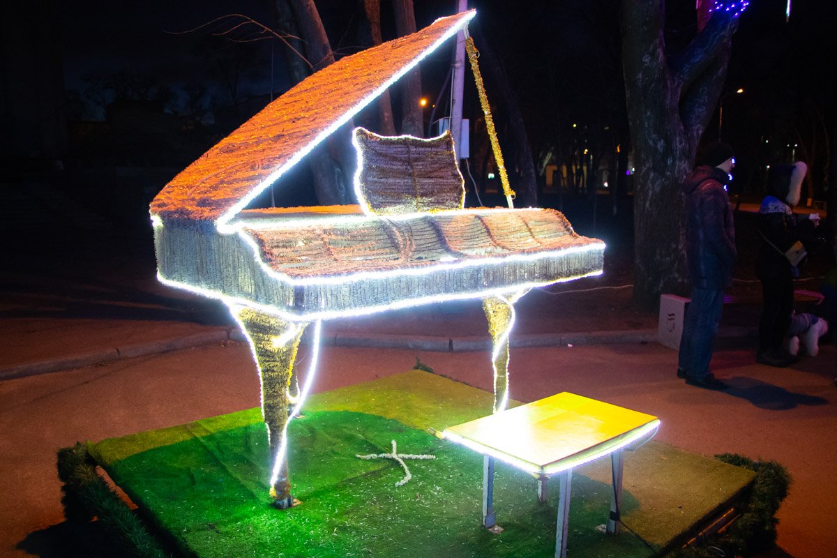 Найдется даже светящийся рояль