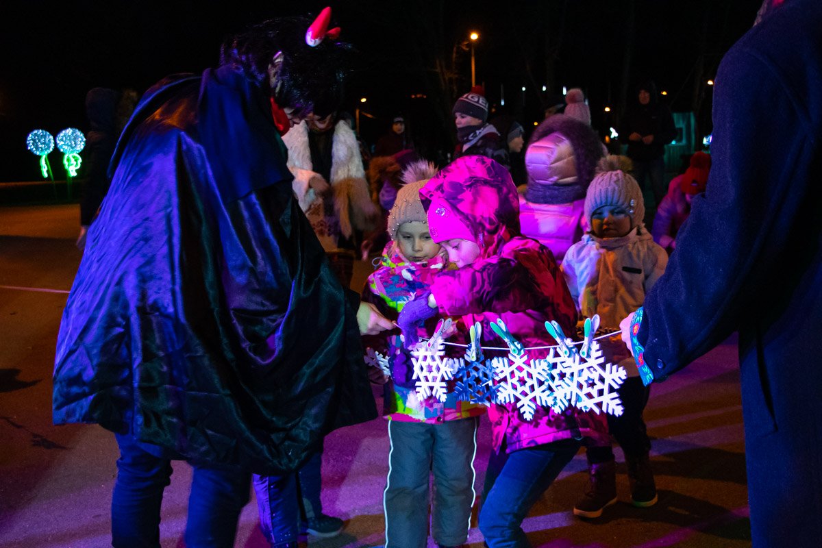 Когда, как не на Рождество, черт еще будет помогать вешать снежинки