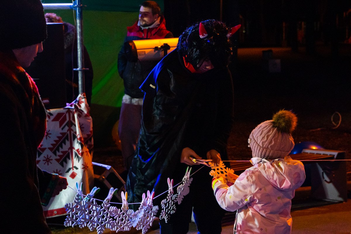 Заботливый курносый чертик 