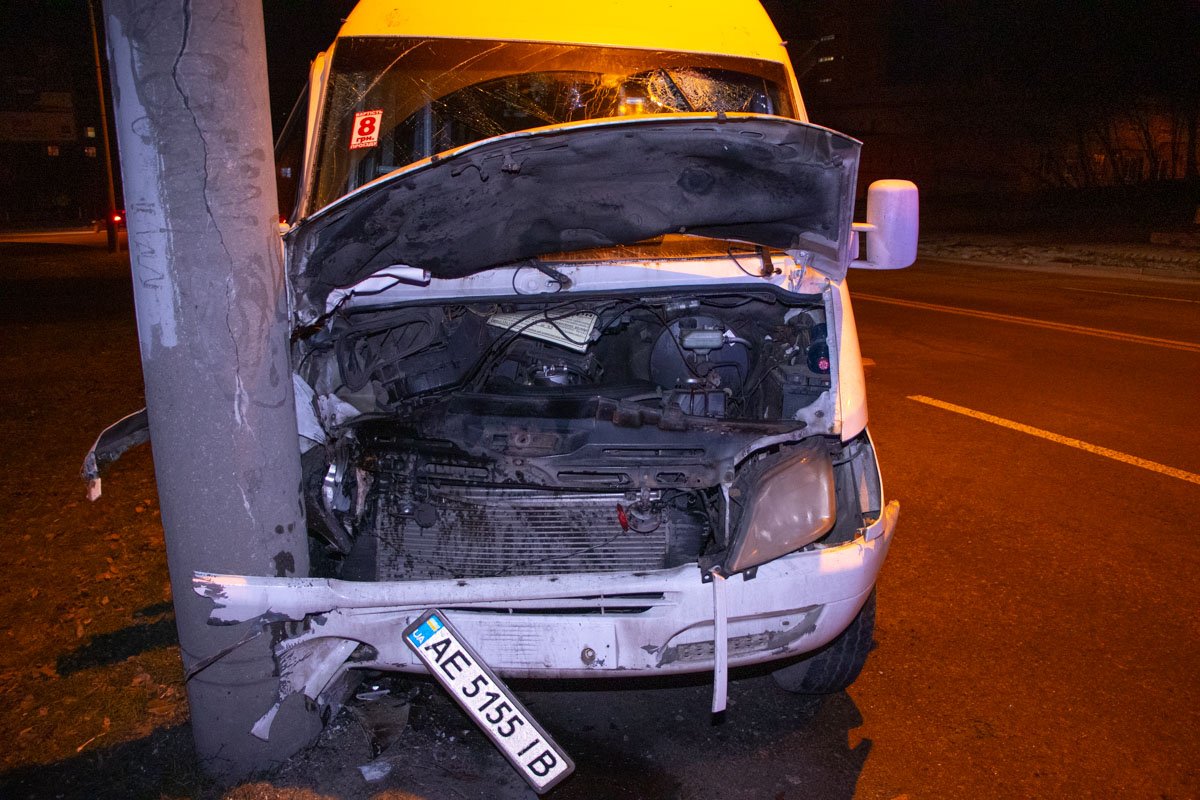 Маршрутка врезалась в столб Маршрутка врезалась в столб