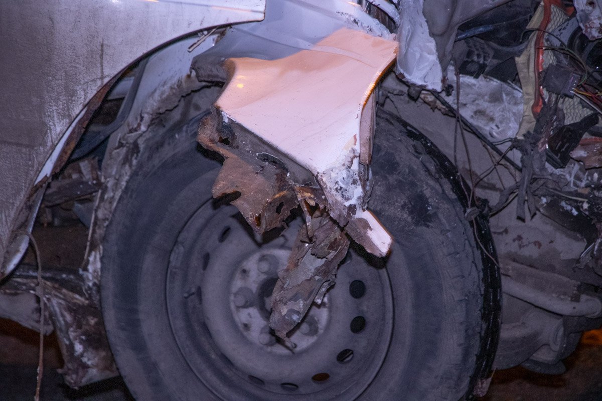 Водитель в сознании, но ему понадобилась помощь медиков Водитель в сознании, но ему понадобилась помощь медиков