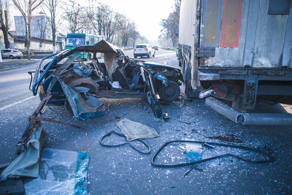 Спасатели доставали пострадавших Спасатели доставали пострадавших