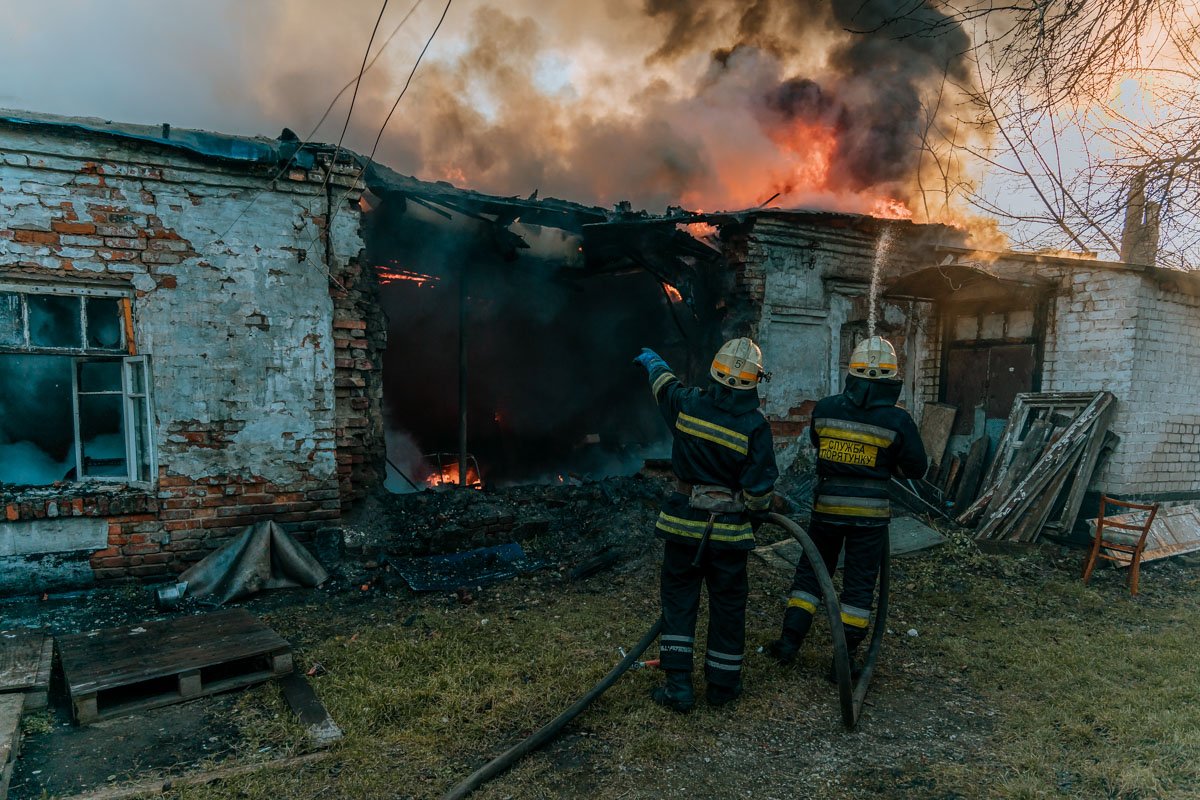На месте работают спасатели На месте работают спасатели