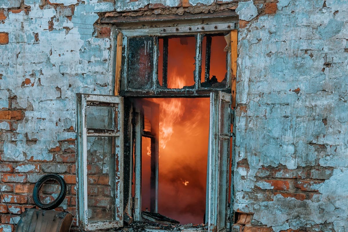 В Днепре на улице Антоновича горел жилой дом: улицу перекрыли 3