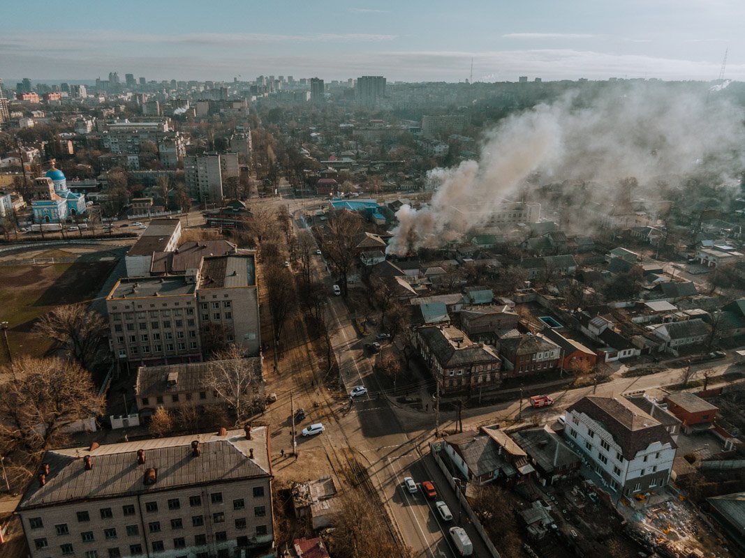 В Днепре на улице Антоновича горел жилой дом: улицу перекрыли 4