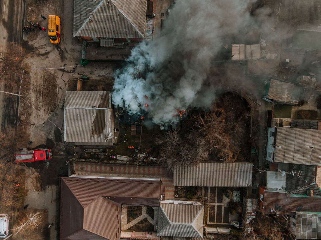 В Днепре на улице Антоновича горел жилой дом: улицу перекрыли 5