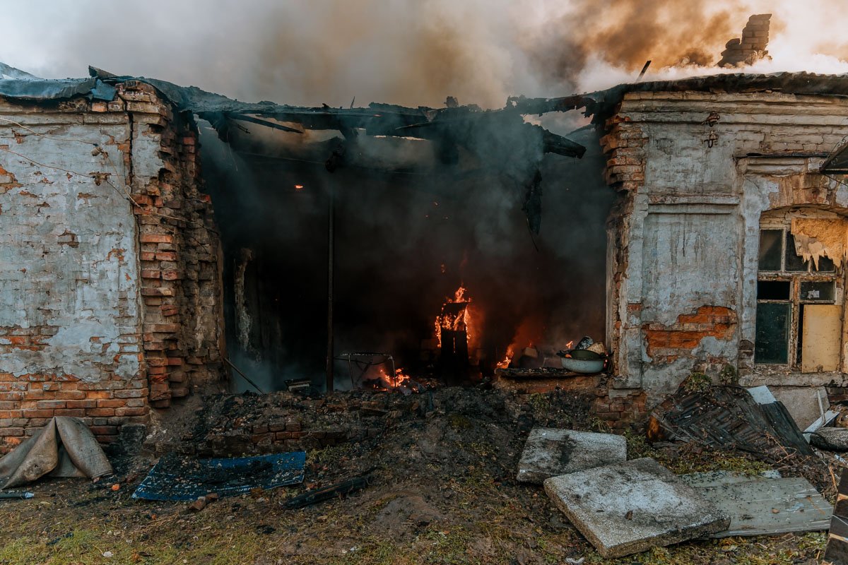 В Днепре на улице Антоновича горел жилой дом: улицу перекрыли 6