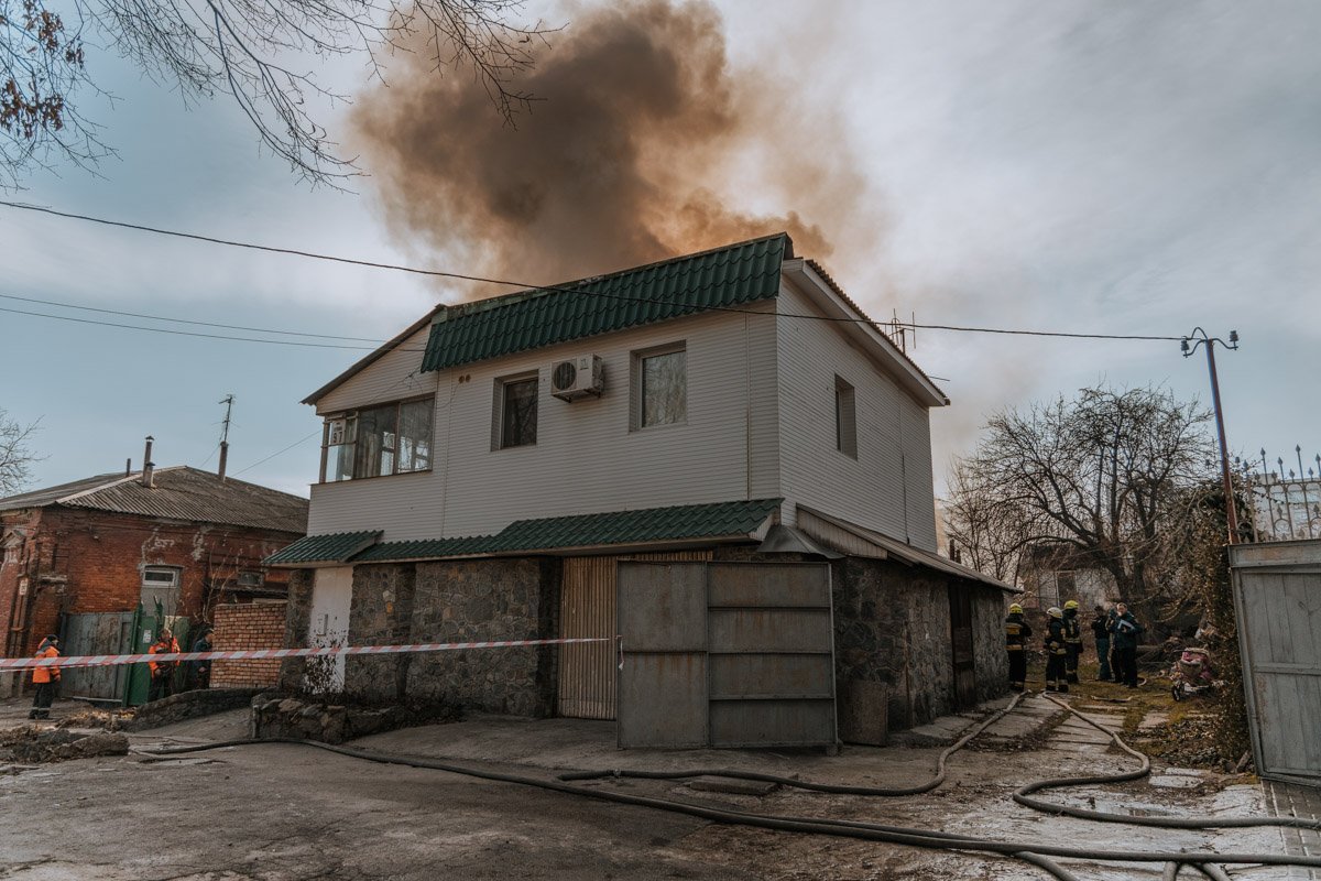 В Днепре на улице Антоновича горел жилой дом: улицу перекрыли 7