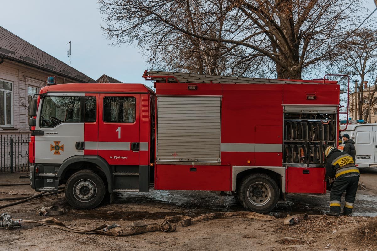 В Днепре на улице Антоновича горел жилой дом: улицу перекрыли 10