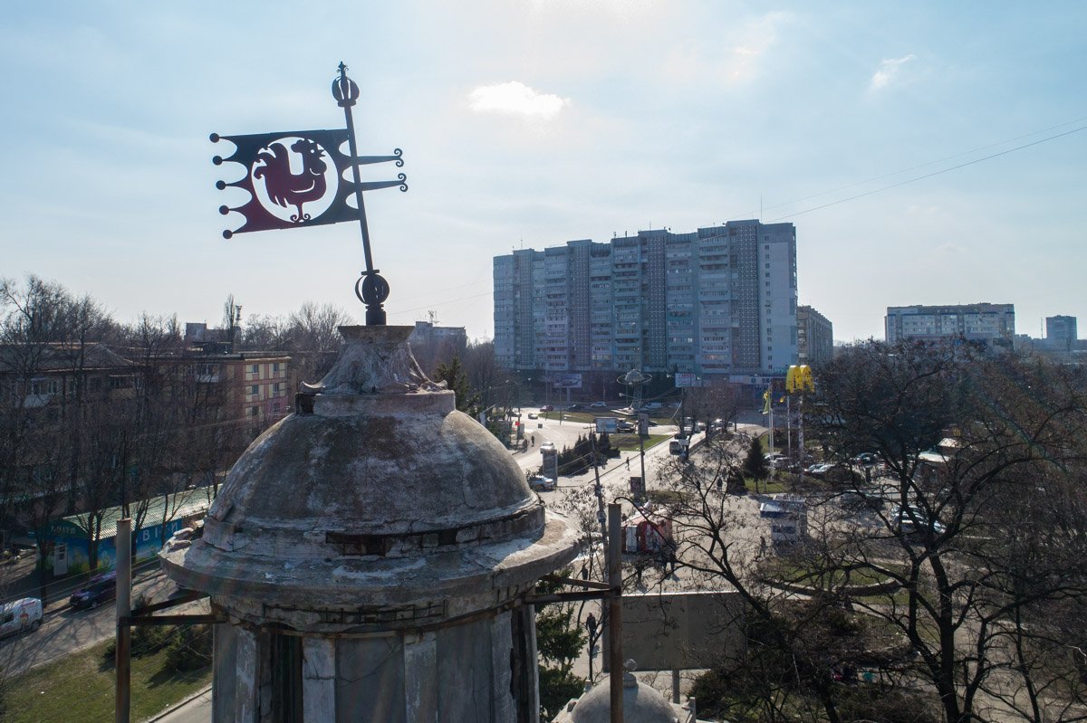 Мало, кто видит мелкие осколки истории на фоне шумного мегаполиса