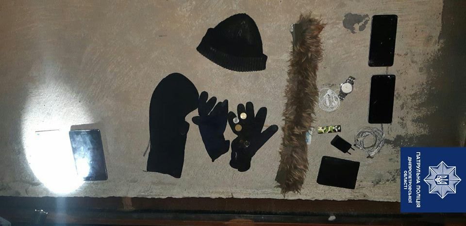 В центре Днепра трое парней нападали на прохожих, били их и отбирали вещи 1