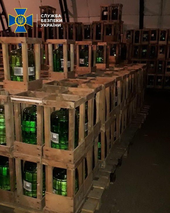СБУ блокировала масштабный сбыт контрафактного алкоголя в Днепре 2