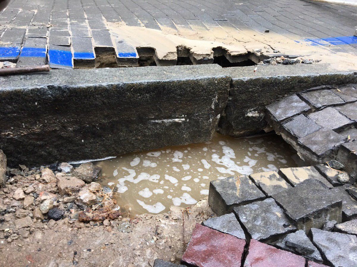 На улице Михаила Грушевского прорыв трубы