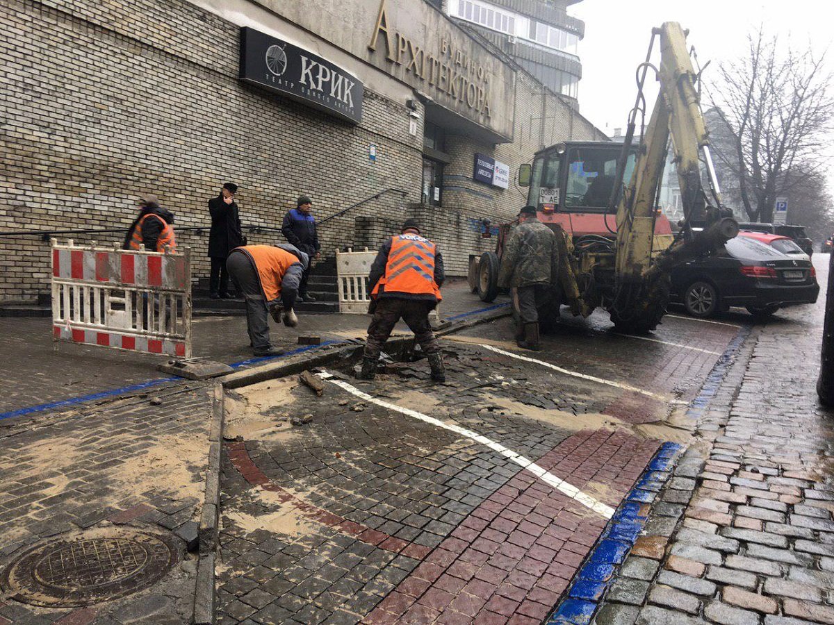 Коммунальщики ликвидируют поломку