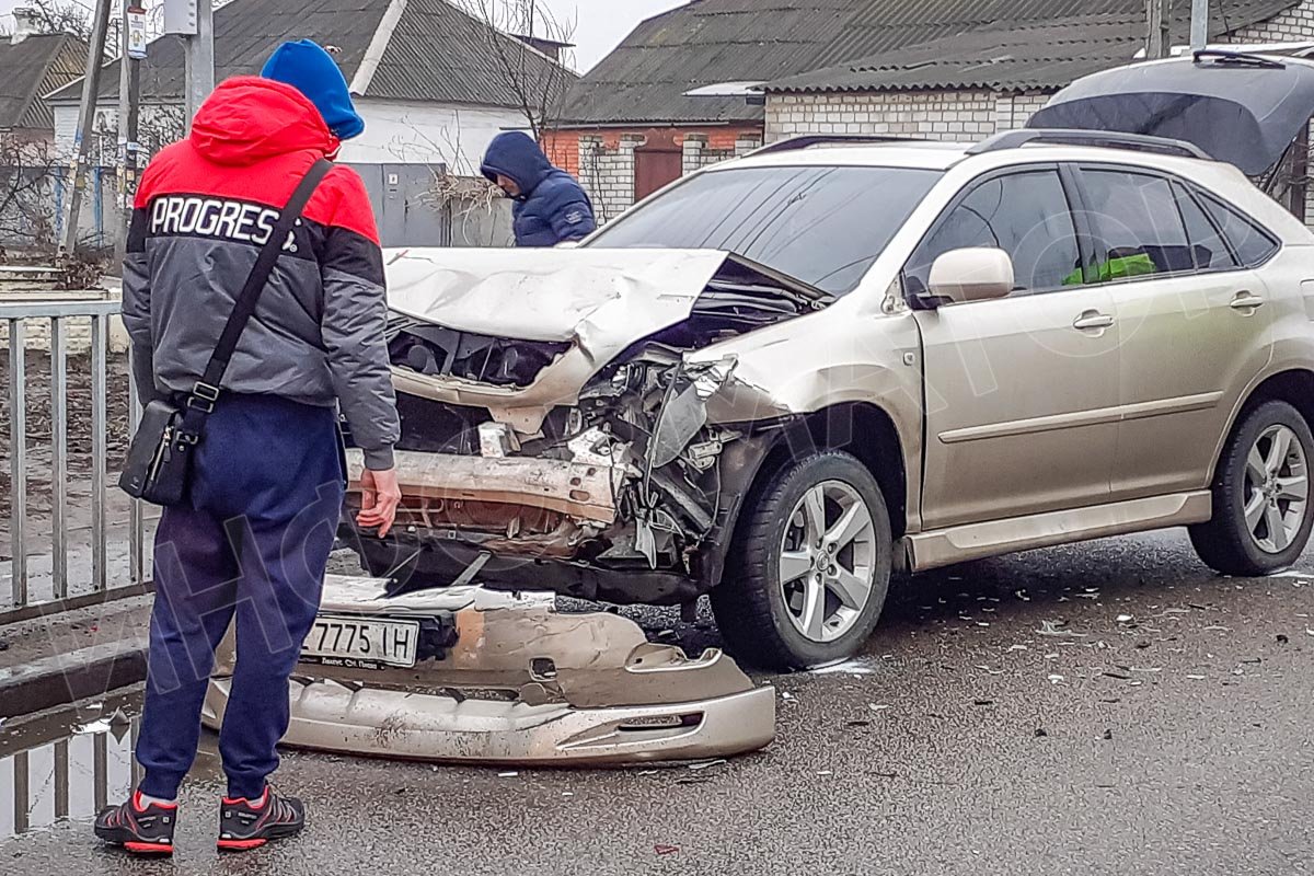 В Днепре на Янтарной столкнулись Lexus, BMW и Opel: образовалась пробка 2