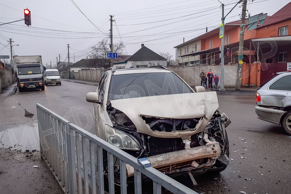 В Днепре на Янтарной столкнулись Lexus, BMW и Opel: образовалась пробка 3