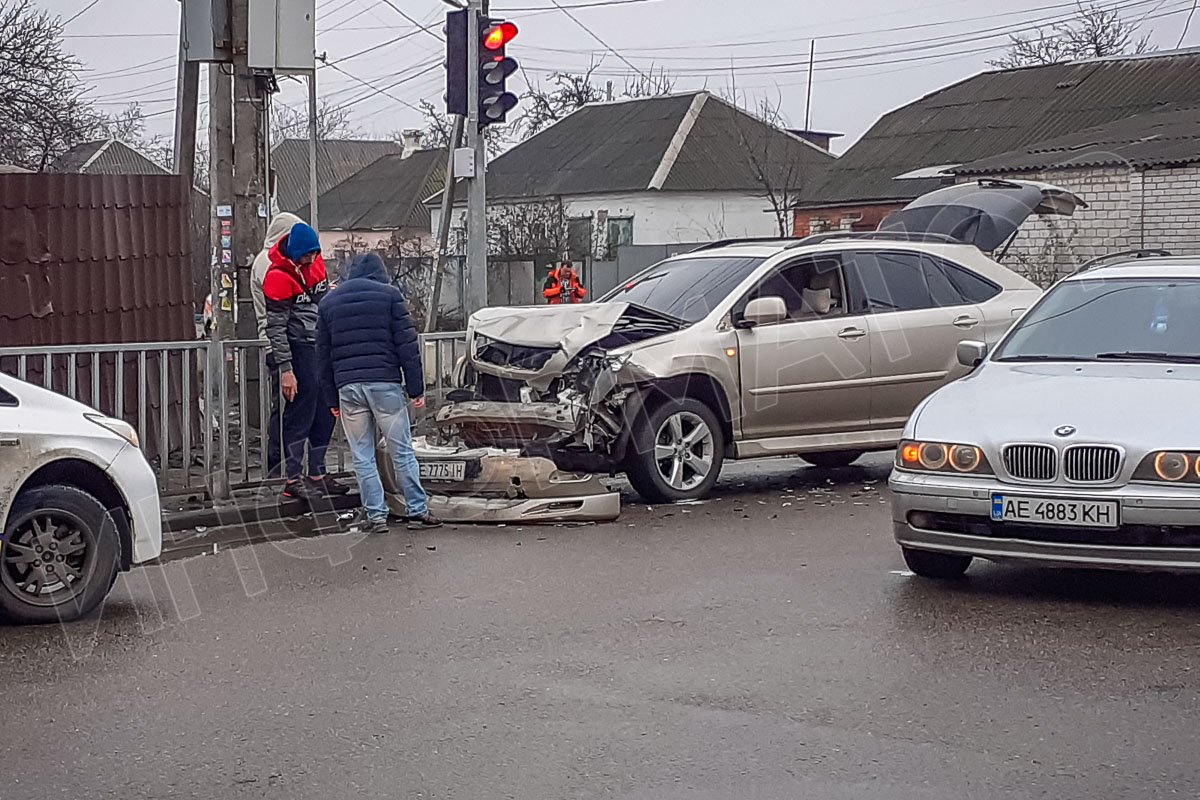 В Днепре на Янтарной столкнулись Lexus, BMW и Opel: образовалась пробка 4