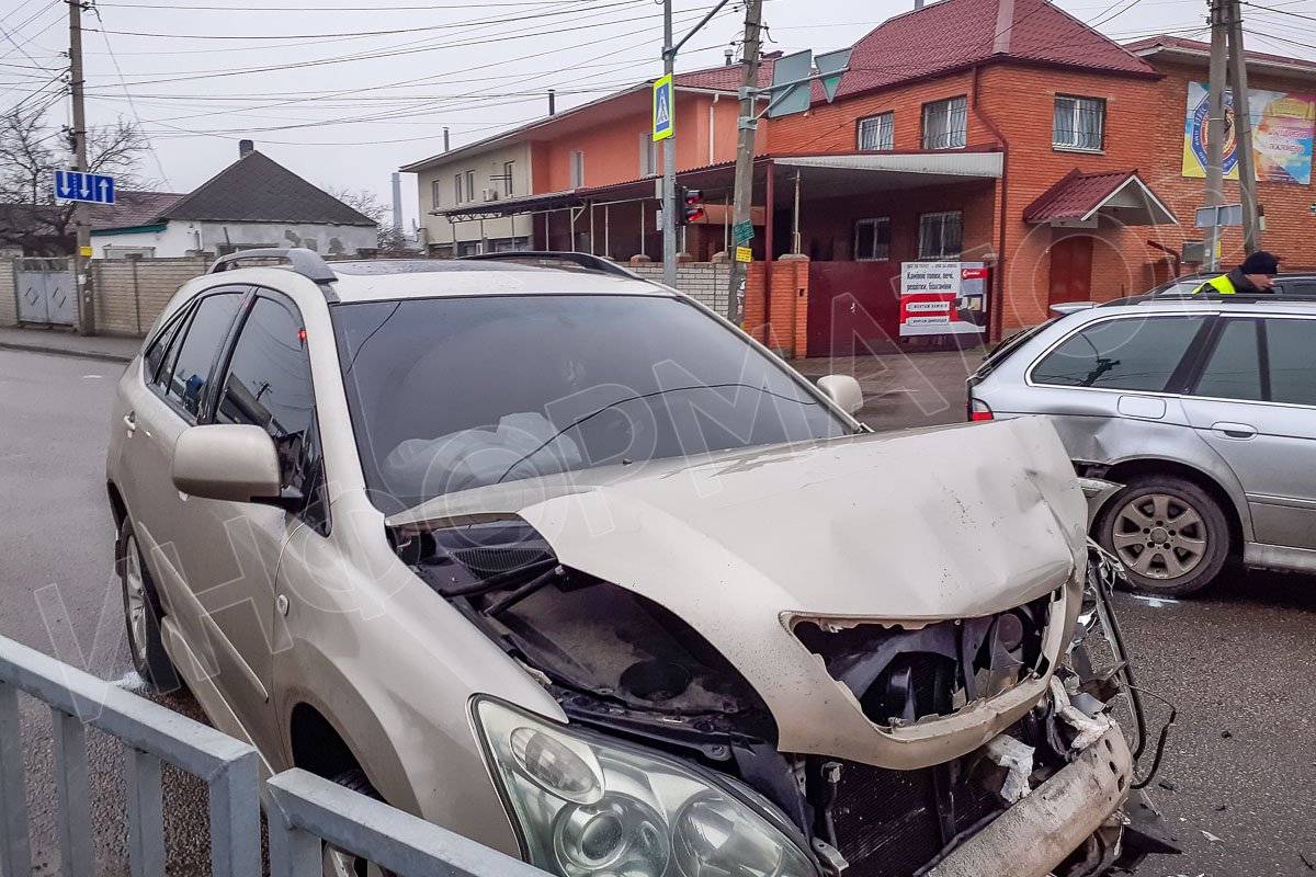 В Днепре на Янтарной столкнулись Lexus, BMW и Opel: образовалась пробка 5