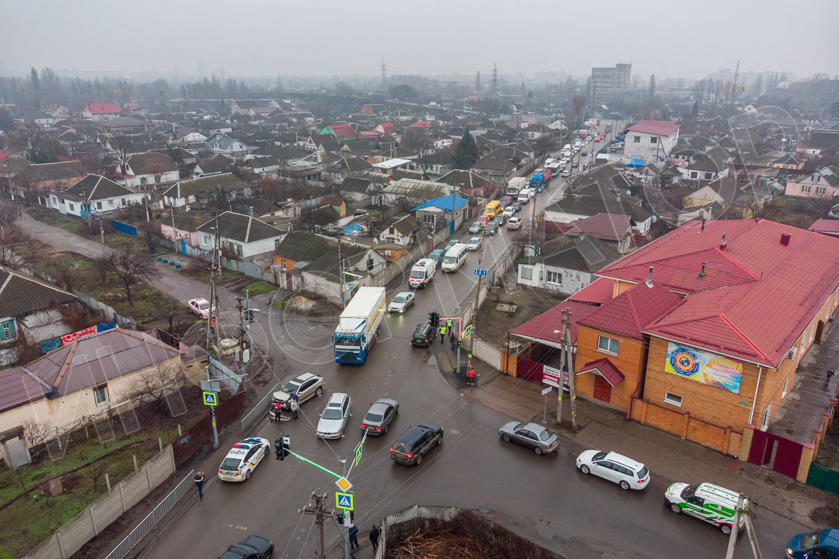 В Днепре на Янтарной столкнулись Lexus, BMW и Opel: образовалась пробка 7