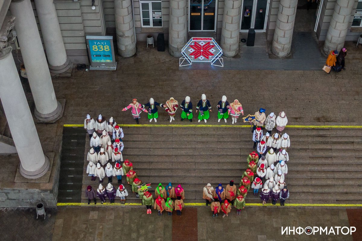 Вначале коллектив выступал перед центральным входом в здание вокзала Вначале коллектив выступал перед центральным входом в здание вокзала