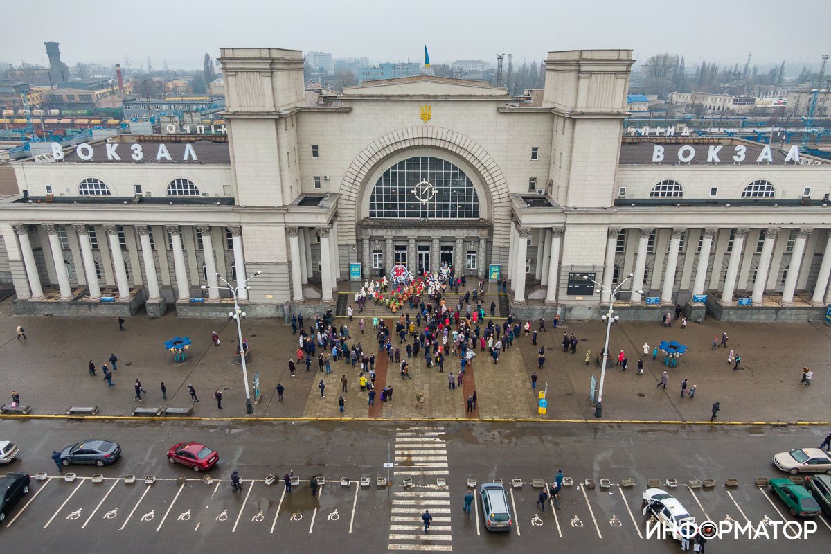 Сегодня на вокзале было людно Сегодня на вокзале было людно