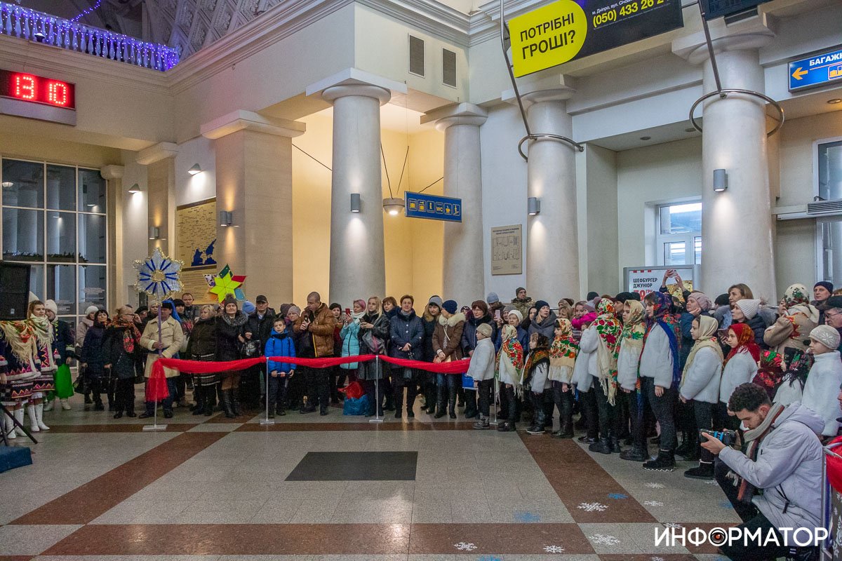 А потом все перешли в здание вокзала А потом все перешли в здание вокзала