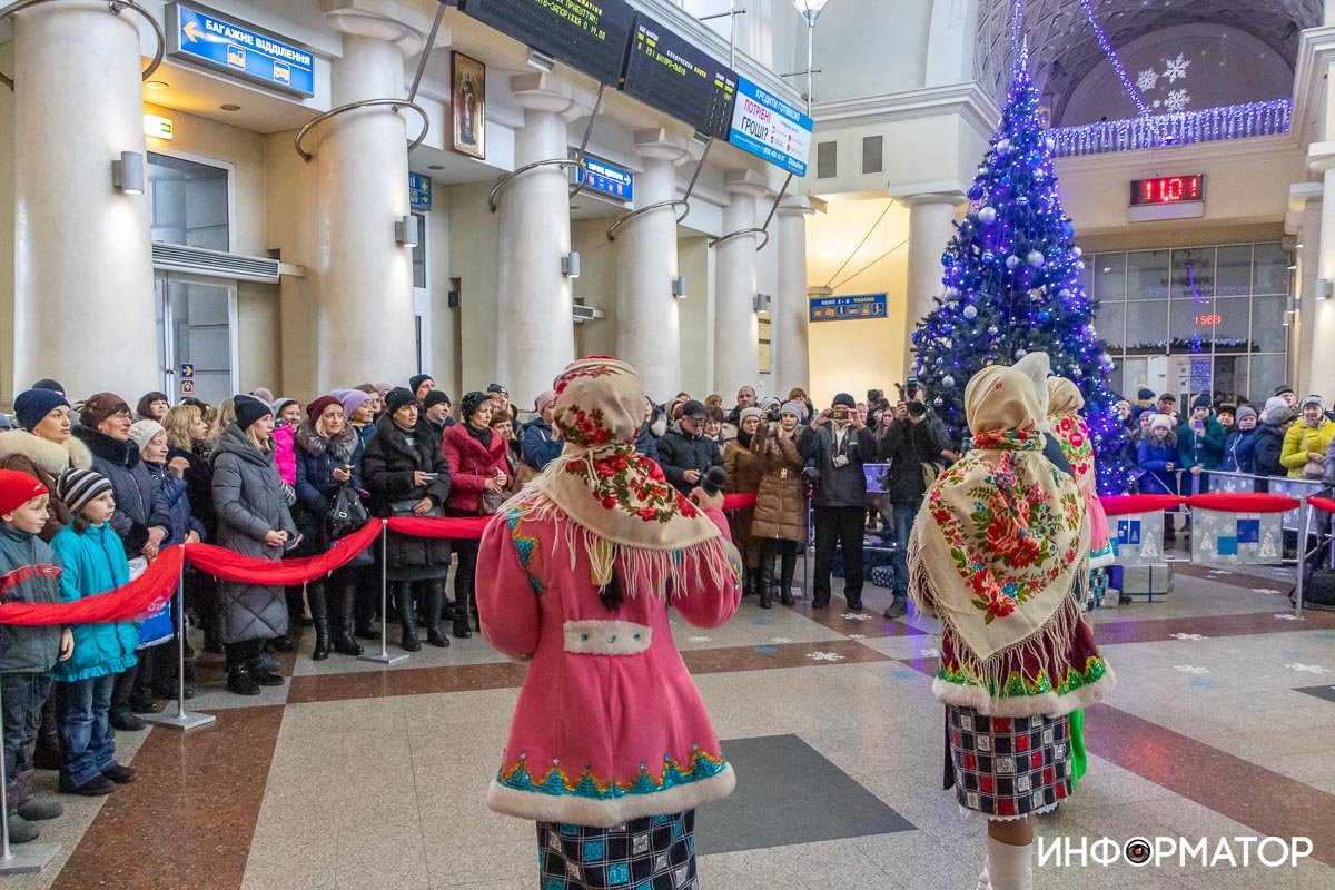 Возле нарядной елки Возле нарядной елки