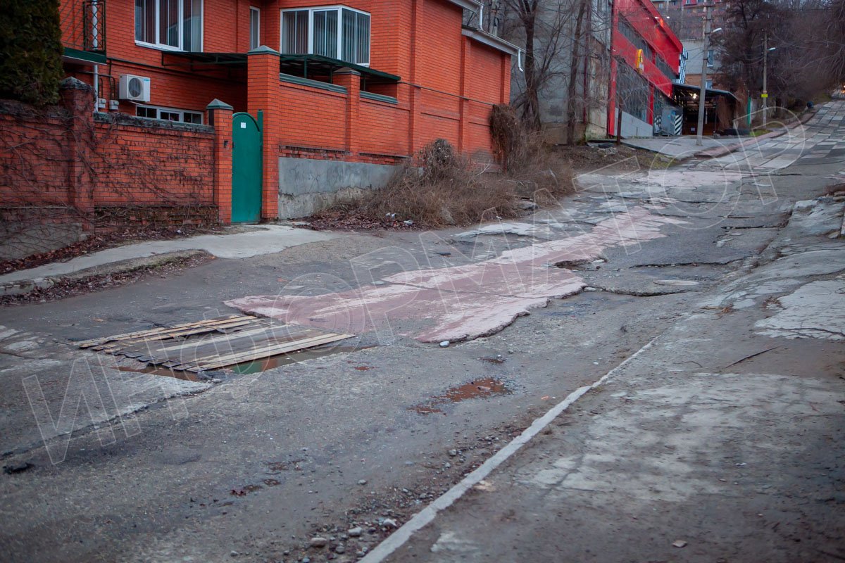 Особенного экстрима добавляет угол наклона этой дороги Особенного экстрима добавляет угол наклона этой дороги