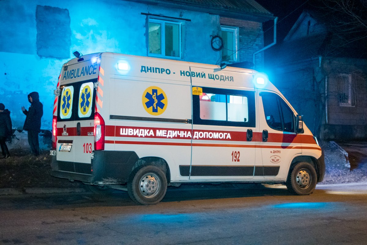 Медики оказывают помощь пострадавшим