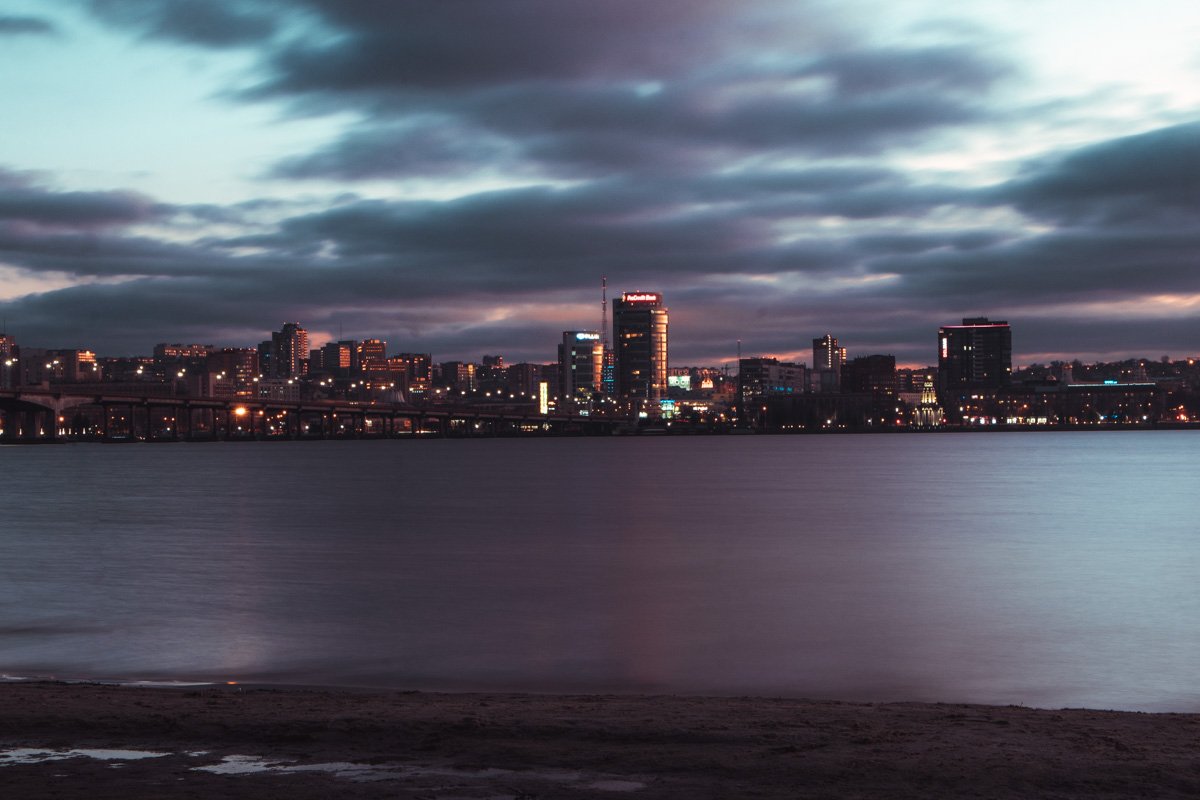 Ночной город оживает Ночной город оживает