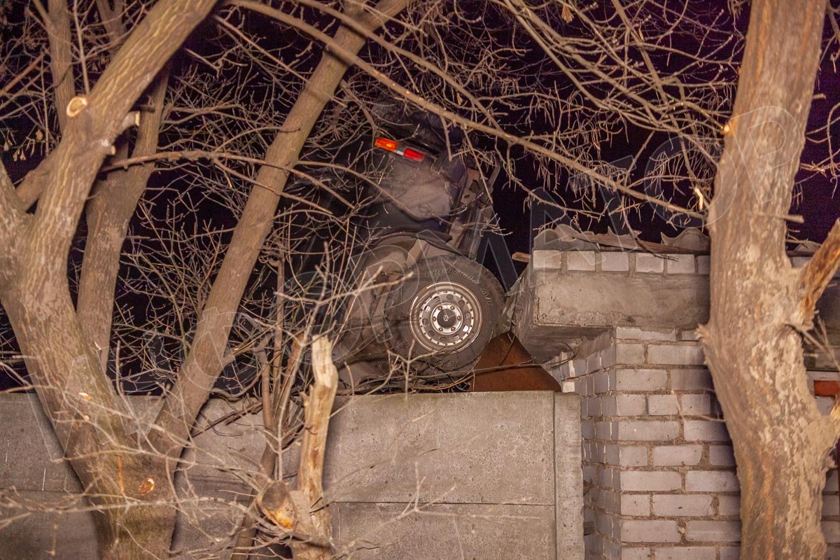 В Днепре Nissan столкнулся с Dacia и перелетел через гараж 1