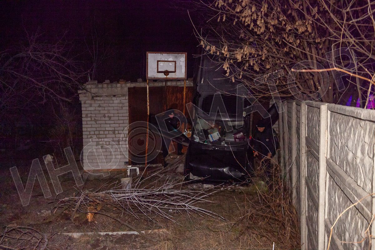 В Днепре Nissan столкнулся с Dacia и перелетел через гараж 2