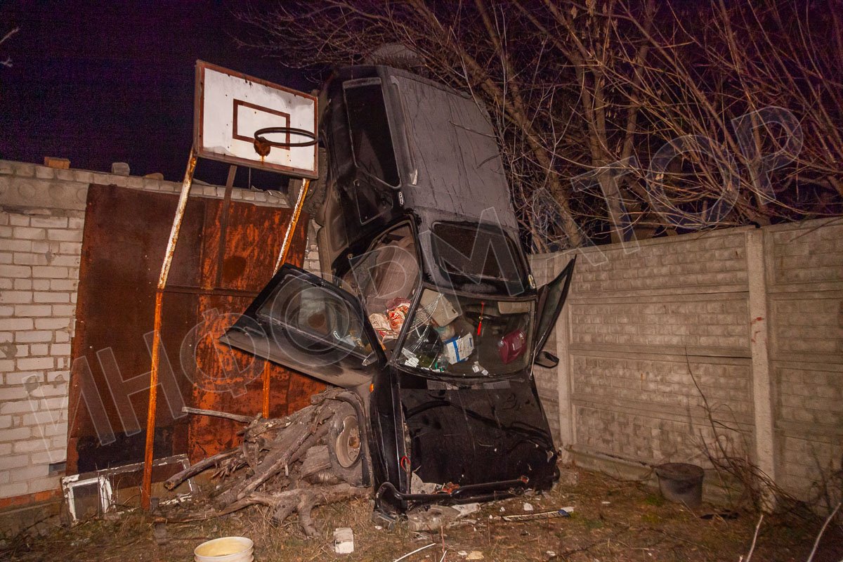 В Днепре Nissan столкнулся с Dacia и перелетел через гараж 3