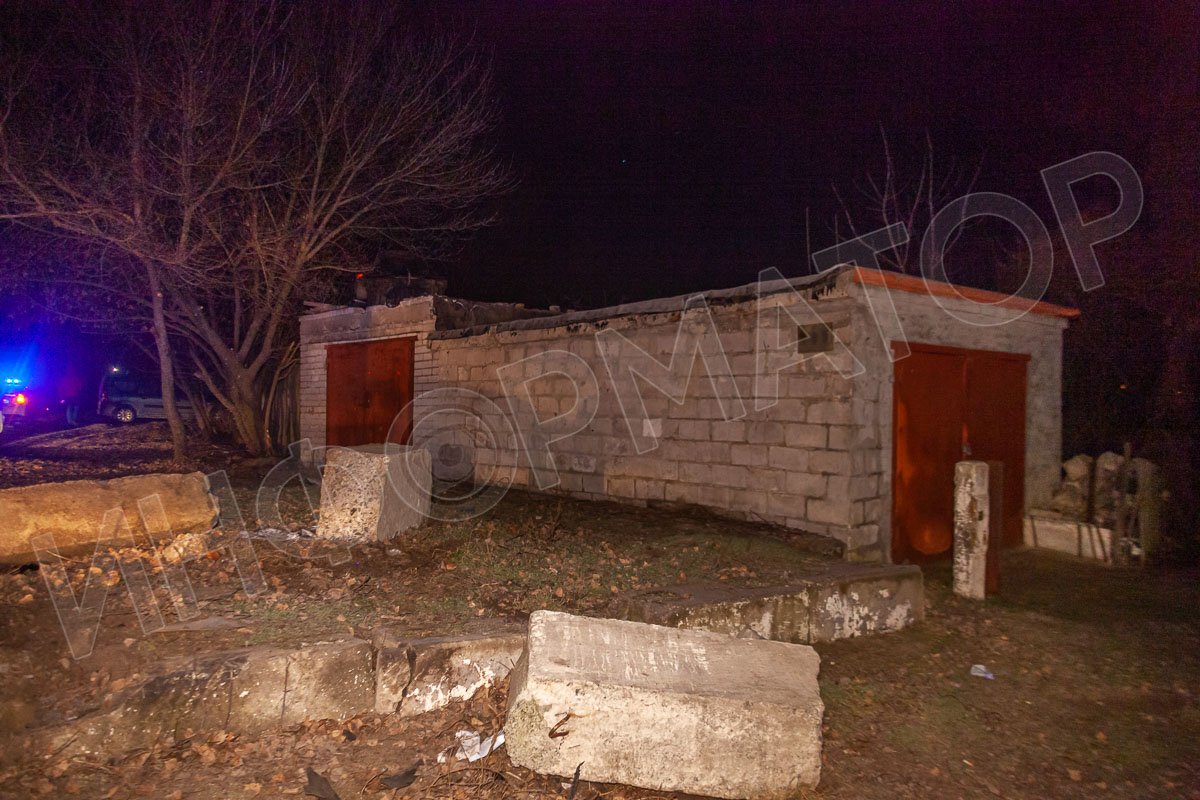 В Днепре Nissan столкнулся с Dacia и перелетел через гараж 4