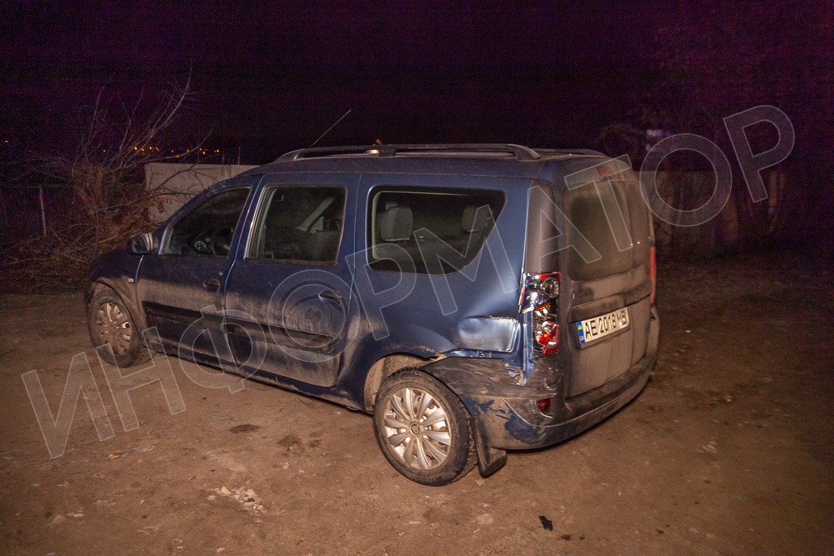 В Днепре Nissan столкнулся с Dacia и перелетел через гараж 5