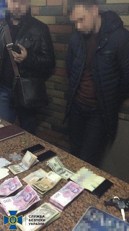 Организаторы противоправной схемы зарегистрировали для участия в тендере ряд подконтрольных фирм для искусственного создания конкуренции на торгах