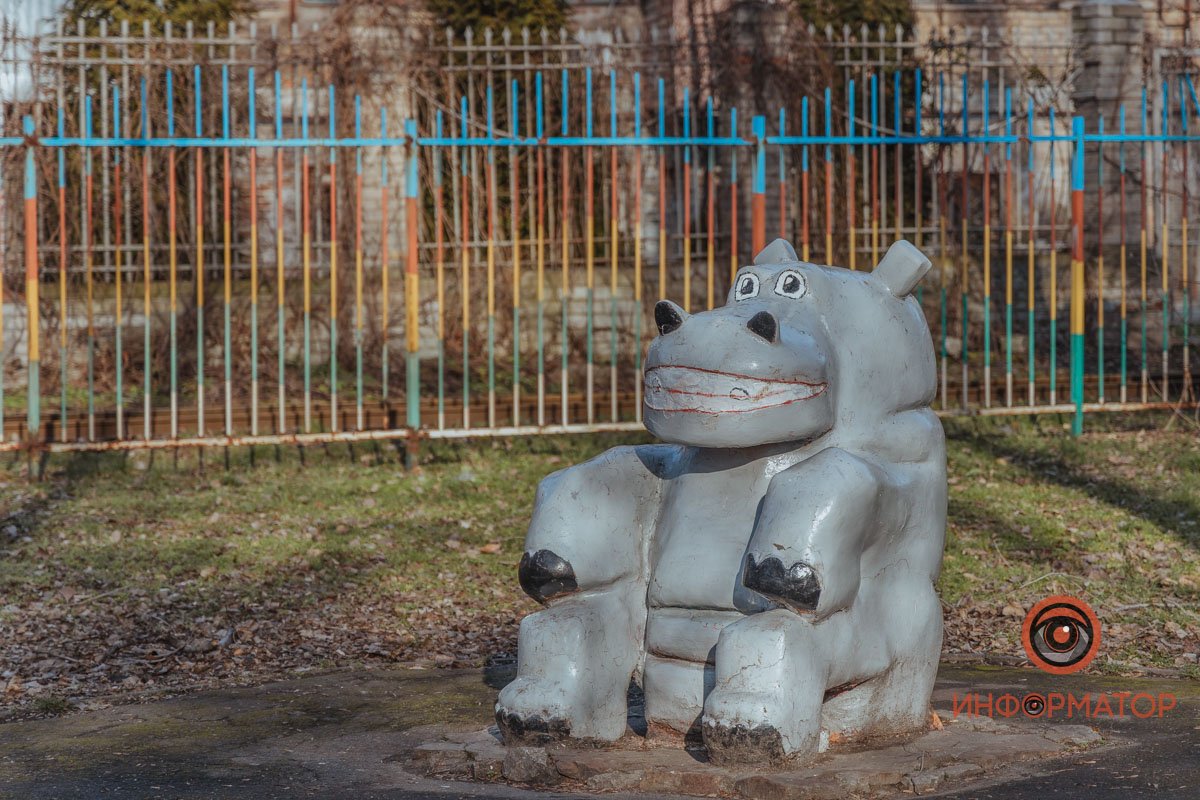 Квадратный бегемот почему-то рад