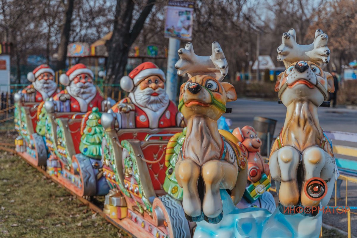 Новогодние декорации тоже обшарпанные 
