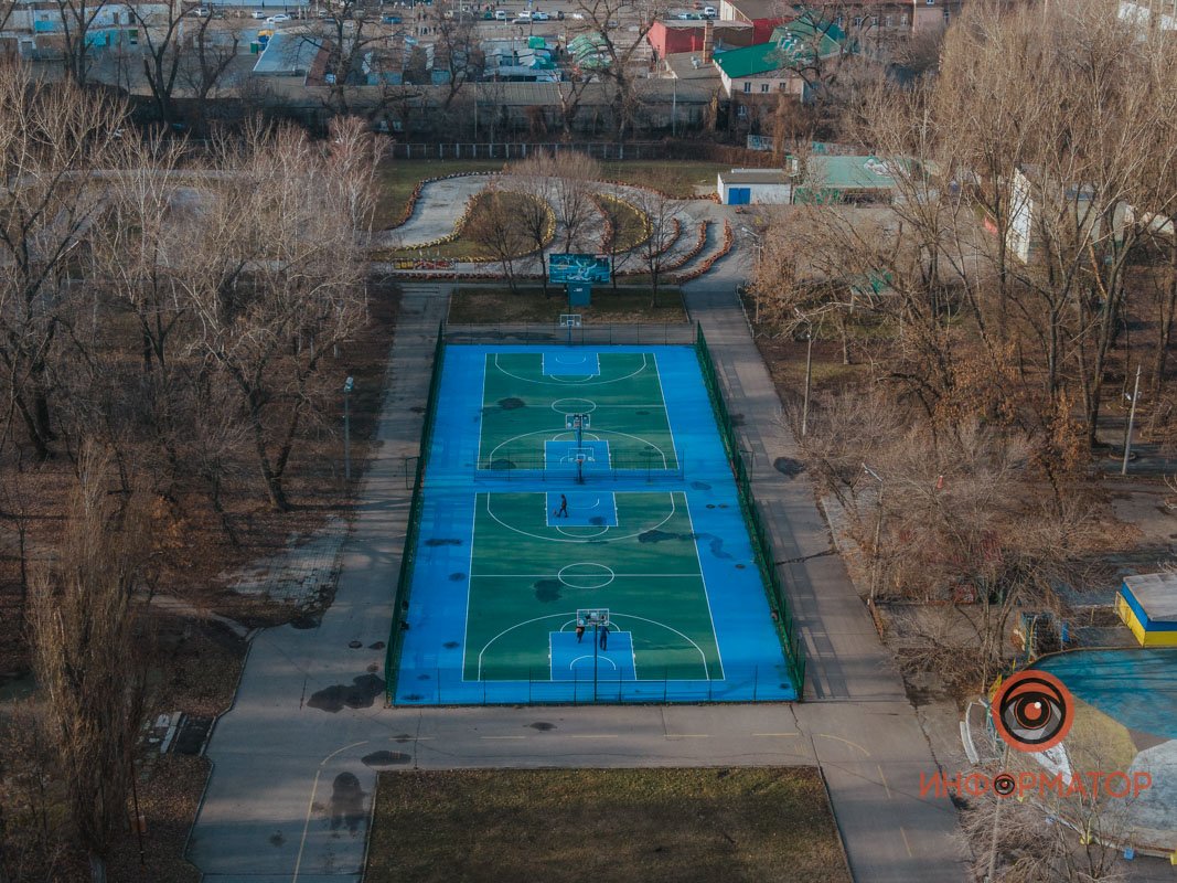 Спортивная площадка относительно жива