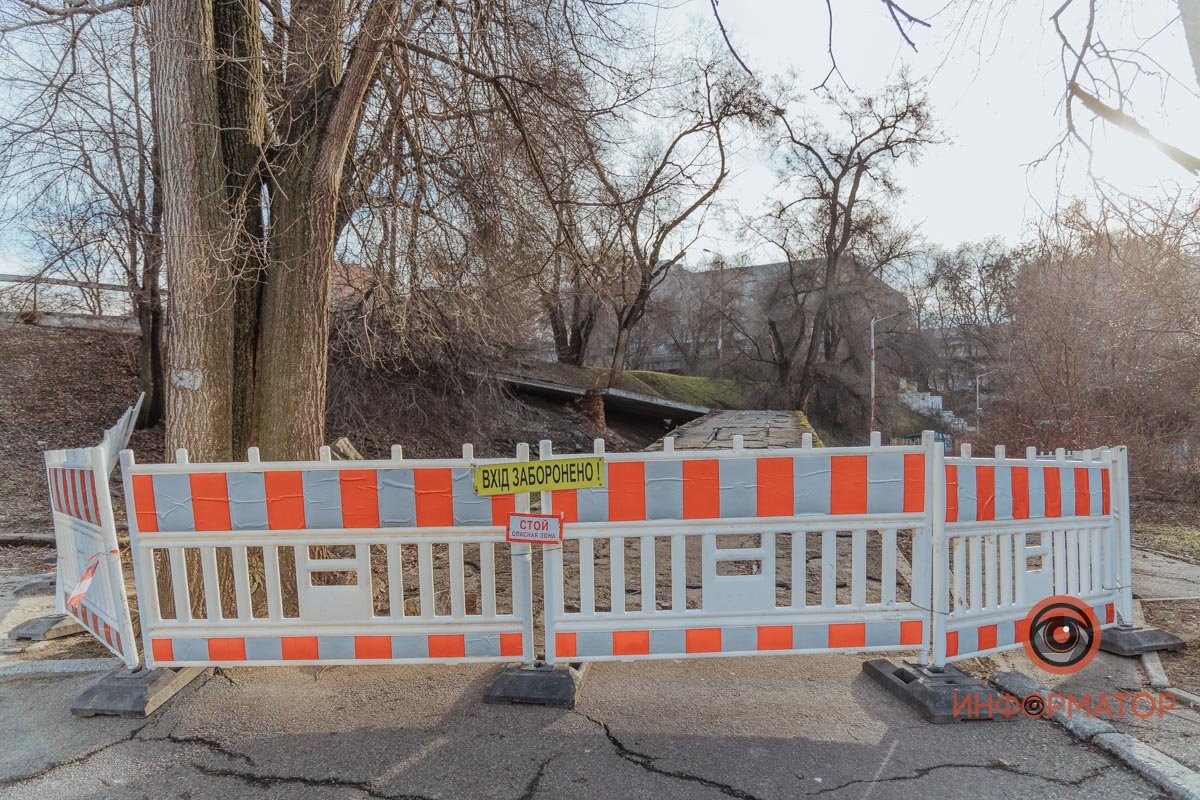 В парке упала плита