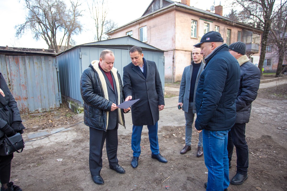 Улицы и дворы Каменского продолжают освещать 1