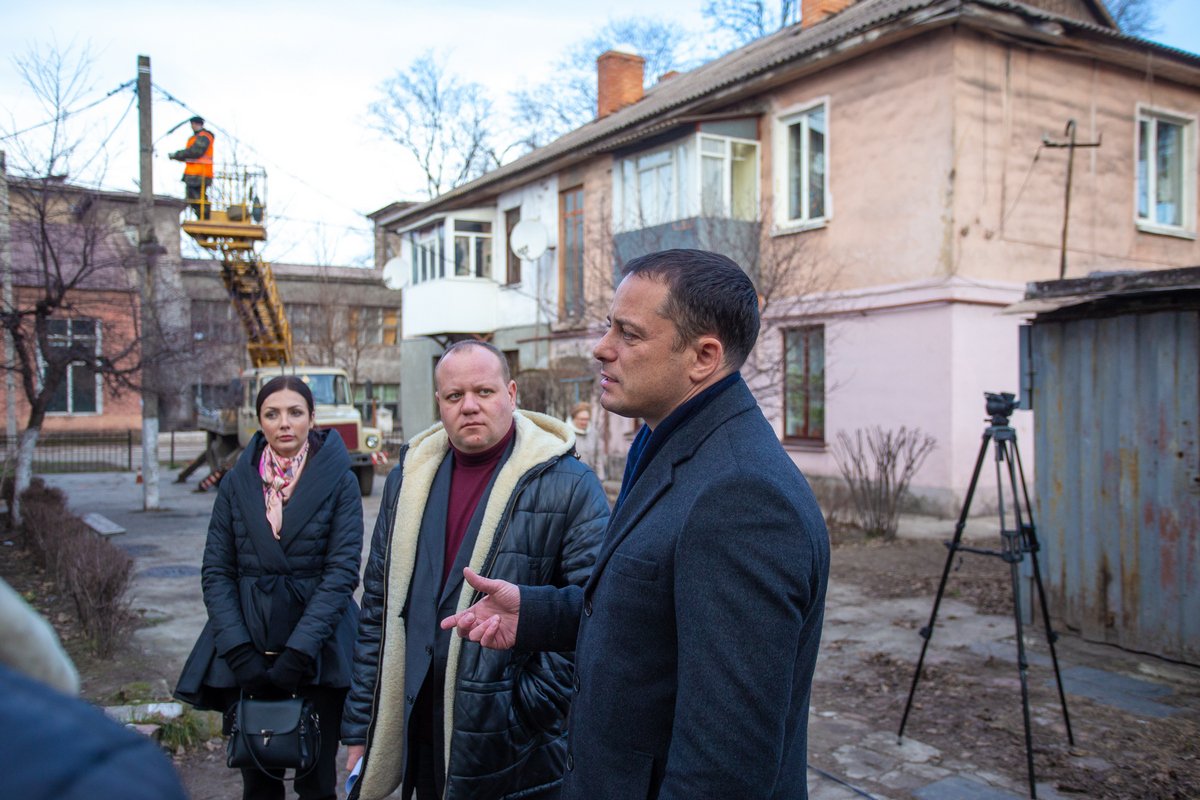 Улицы и дворы Каменского продолжают освещать 2