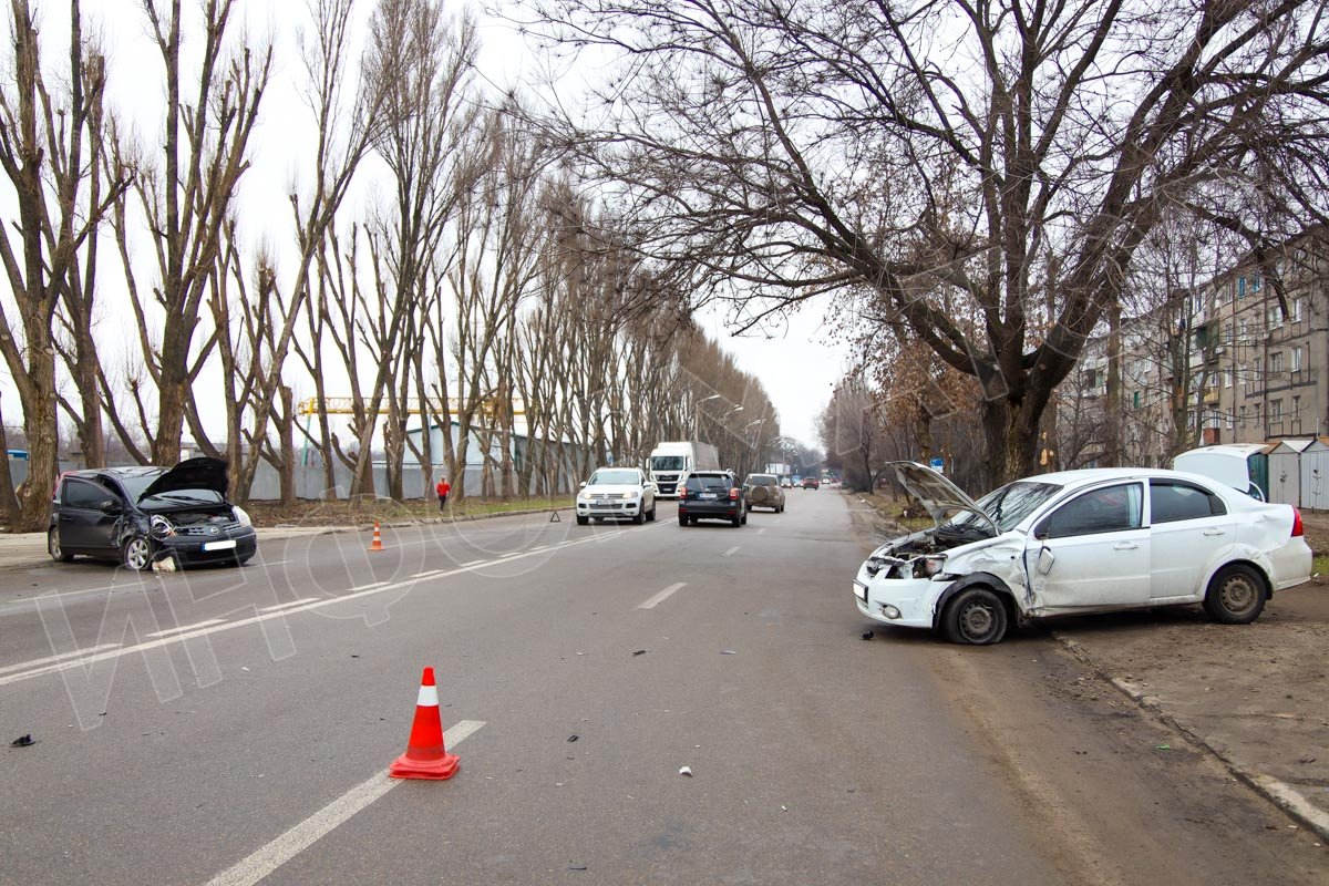 После удара автомобили буквально разлетелись в разные стороны После удара автомобили буквально разлетелись в разные стороны