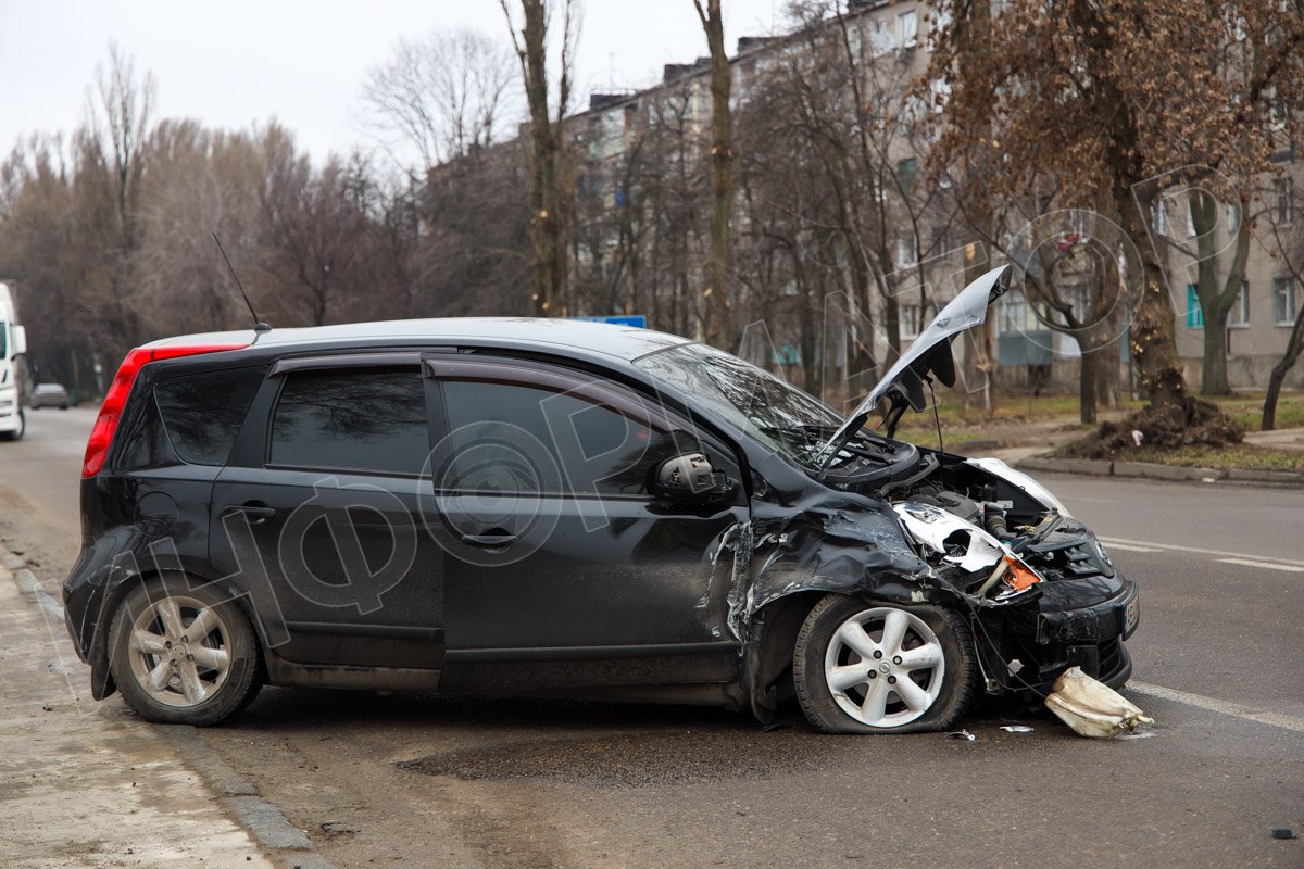 Водителя Nissan с места аварии забрала скорая Водителя Nissan с места аварии забрала скорая