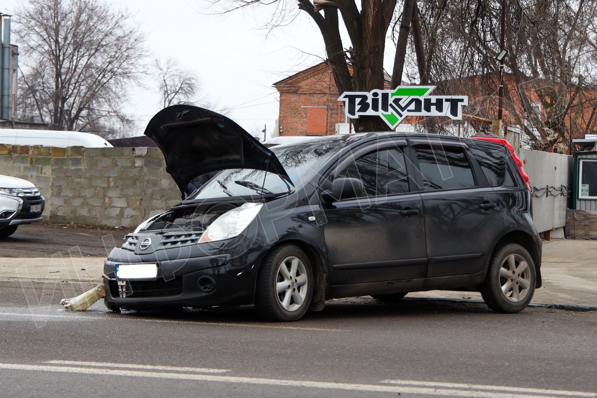 Машины разбросало по дороге Машины разбросало по дороге