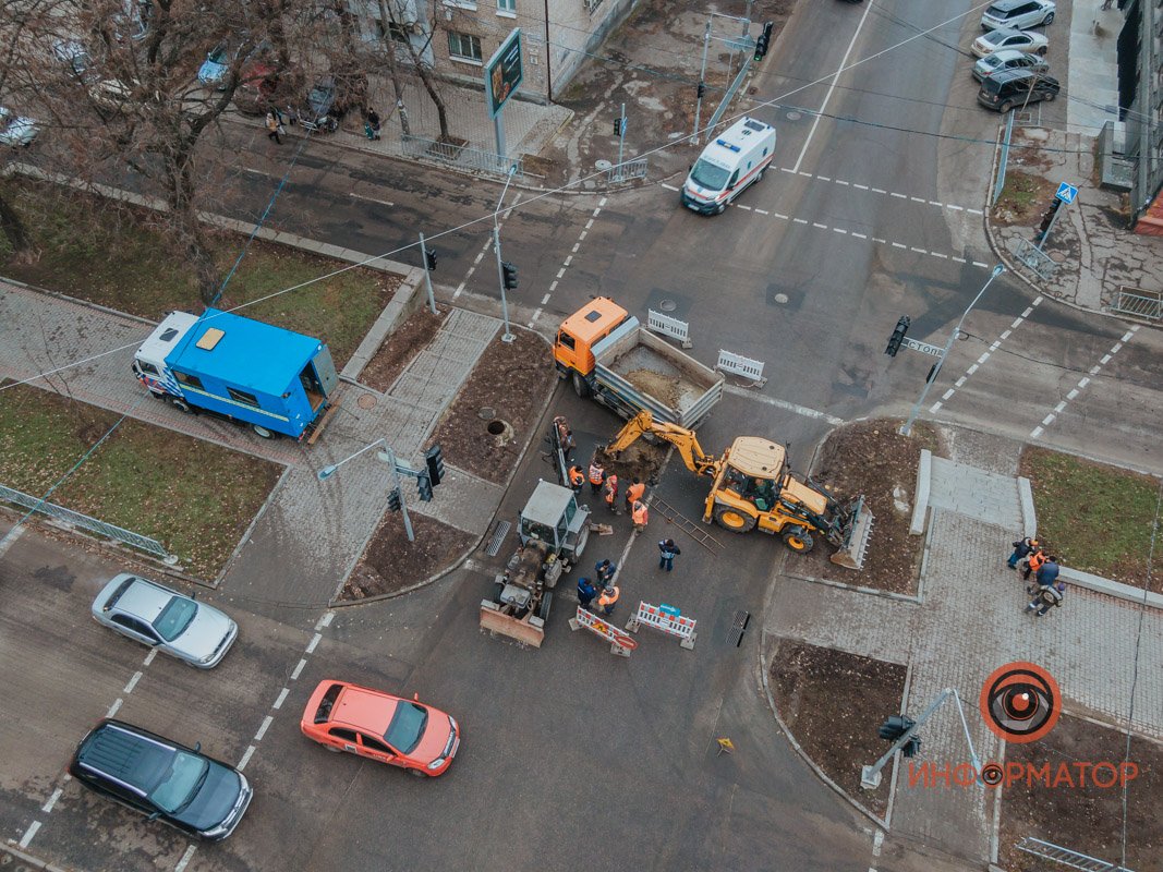 Коммунальщики работают на перекрестке улиц Паторжинского и Гоголя Коммунальщики работают на перекрестке улиц Паторжинского и Гоголя