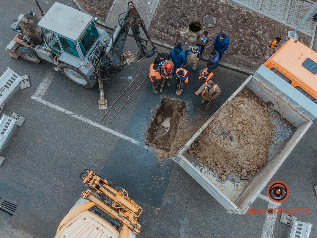 Вчера вечером здесь лопнула водопроводная труба Вчера вечером здесь лопнула водопроводная труба