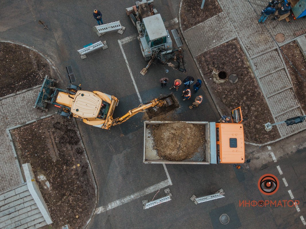 Для того, чтобы устранить прорыв, рабочим пришлось перекрыть движение Для того, чтобы устранить прорыв, рабочим пришлось перекрыть движение