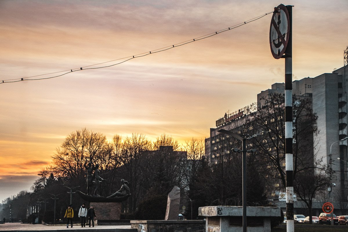 Пока город спит, солнце купается в облаках Пока город спит, солнце купается в облаках