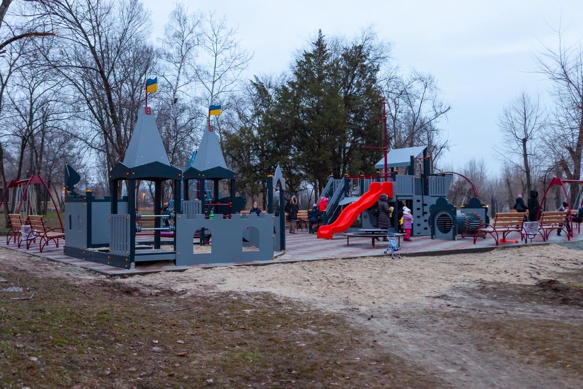 В парке на ж/м Приднепровск появилась новая детская площадка В парке на ж/м Приднепровск появилась новая детская площадка